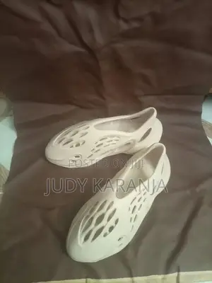 Yeezy Foam Runner - Kahawia
