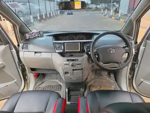 Toyota Noah 2006 Nyeupe