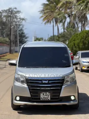 Toyota Noah 2015 Nyeupe