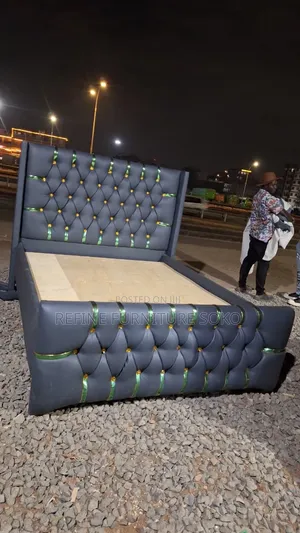 Kitanda cha Chester na Panel Nyeupe na Kijivu