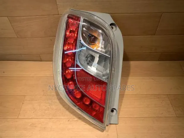 Daihatsu Mira Eis Tail Light - 1
