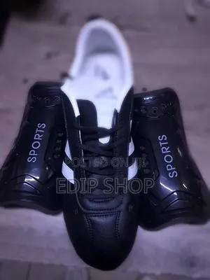 Viatu vya Mpira vya Adidas na Walinzi wa Miguu