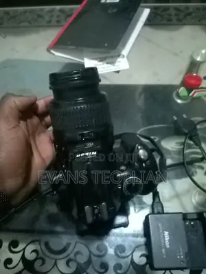 Kamera ya Nikon D5000 DSLR yenye Lenzi ya 18-55mm