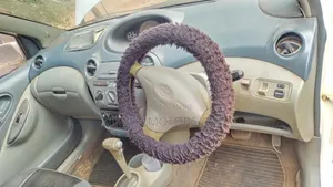Toyota Vitz 2004 Nyeupe