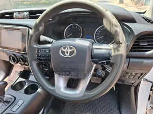 Toyota Hilux Revo 2017 Nyeupe