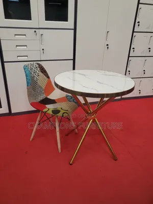Meza yenye Miguu ya Criss Cross na Kiti cha Eames cha Patchwork