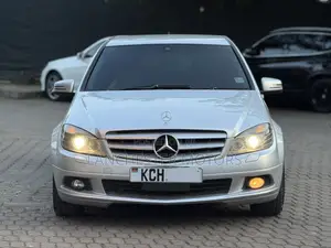 Mercedes-Benz C200 2010 Nyeusi
