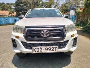 Toyota Hilux Revo 2021 Nyeupe