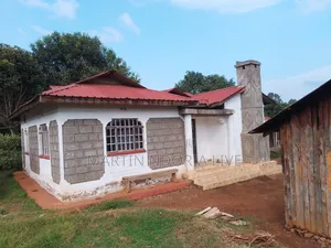Shamba lenye Nyumba ya Vyumba 3 na Hosteli Karibu na Chuo Kikuu cha Karatina