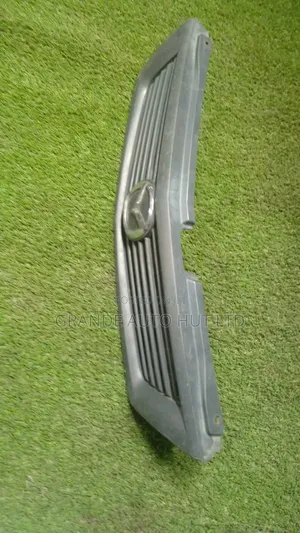 Grili ya Mazda Familia