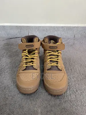 Buti Mpya za Adidas Forum Mid