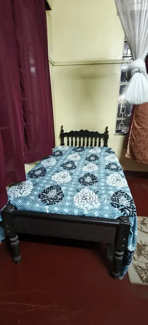 Kitanda Kimoja cha Mbao