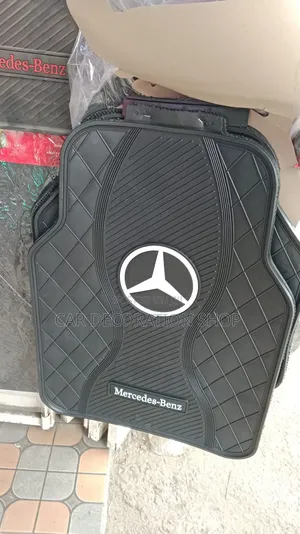 Mikeka Nyeusi ya Mercedes yenye Nembo Nyeupe