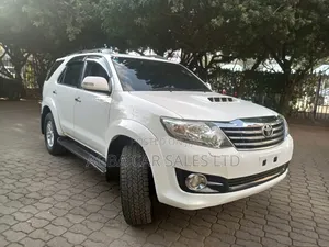 Toyota Fortuner 2015 Nyeupe