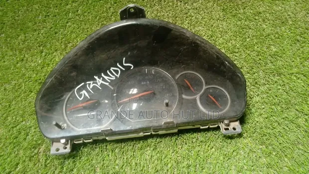 Saa/Spidomita ya Nissan Grandis - 1