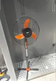 Mika 16-Inch Standing Fan ya Rangi ya Chungwa na Nyeusi - 1