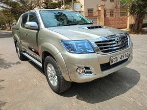 Toyota Hilux 2013 Dhahabu