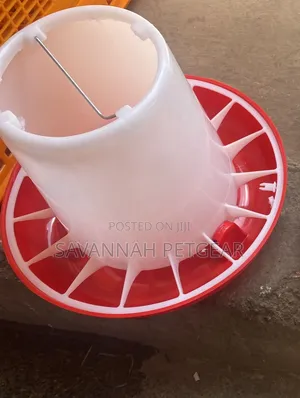 Chombo cha Kulishia Kuku cha Plastiki Nyekundu Nyeupe - 6kg