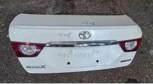 Boot ya Toyota Mark X 2012 na Spoiler na Kamera