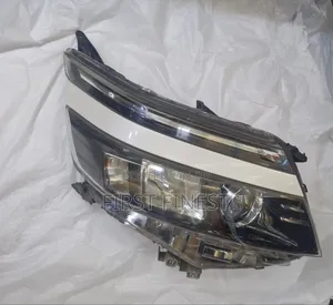 Mataa ya Xenon Toyota Voxy 2014
