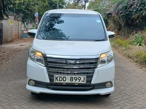 Toyota Noah 2015 Nyeupe