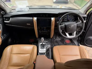 Toyota Fortuner 2.8 D AWD 2016 Nyeusi
