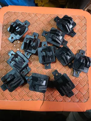 Insulators za W kwa Fensi ya Umeme - Nyeusi