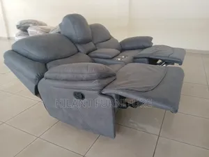Sofa ya Kifahari ya Kina 2 Nyeusi na Vituo vya Vinywaji