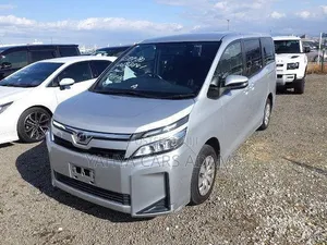 Toyota Voxy 2018 Nyeusi