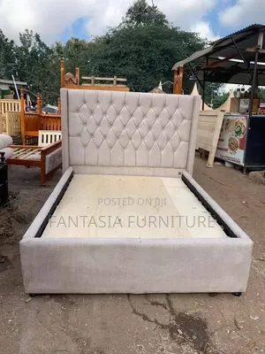 Kitanda cha Beige 5x6 chenye Mfumo wa Wingback