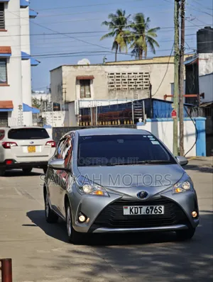 Toyota Vitz 2018 Nyeupe