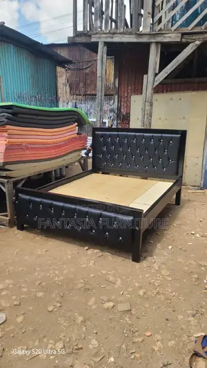 Kitanda cha Grey chenye Vifungo vya Crystal cha 5x6