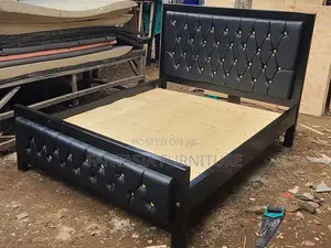 Kitanda cha Chester Nyeusi chenye Vitone vya Dhahabu (5x6ft)