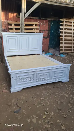 Kitanda cha Mbao Imara Nyeupe cha Classic: 5x6 ft