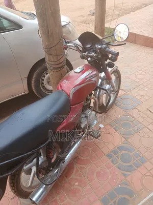 Bajaj Boxer 100 2022 Nyeusi