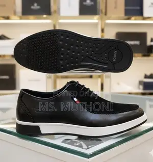 Vatu vya Tommy Hilfiger Nyeusi vya Ngozi na Suede
