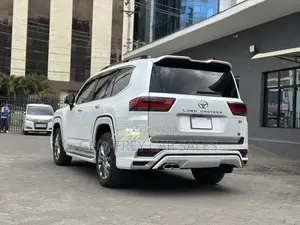 Toyota Land Cruiser LC300 2023 Nyeupe