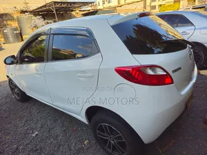 Mazda Demio 2009 Nyeupe