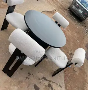 Seti ya Meza ya Kulia ya Raundi Nyeusi ya Viti 4 na Viti vya Boucle