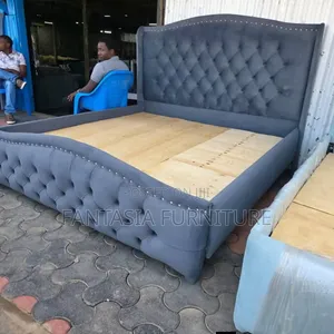 Kitanda cha Grey Wingback 6x6 chenye Upholstery ya Velvet