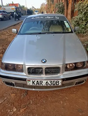 BMW 320i Sedan RWD 1999 Nyeupe