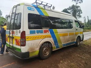 Toyota HiAce 2013 Nyeupe