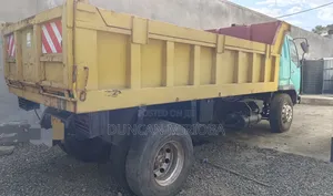 Mitsubishi Fuso 2010 Lori la Taka
