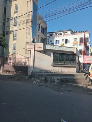 Kiwanja chenye Magorofa Yanayoendelea Kujengwa Sparki