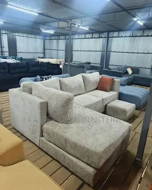 Kochi ya L-Shape ya Beige ya Nafasi 5 na Ottoman