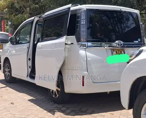 Toyota Voxy 2016 Nyeupe