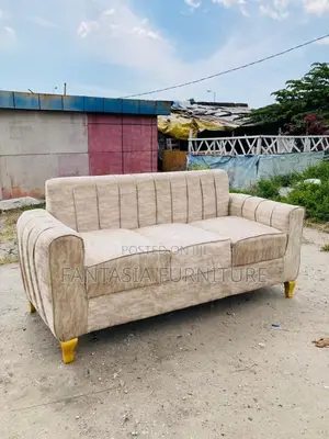 Kochi ya Beige ya Nafasi ya Seater 3 - Mpya Kabisa
