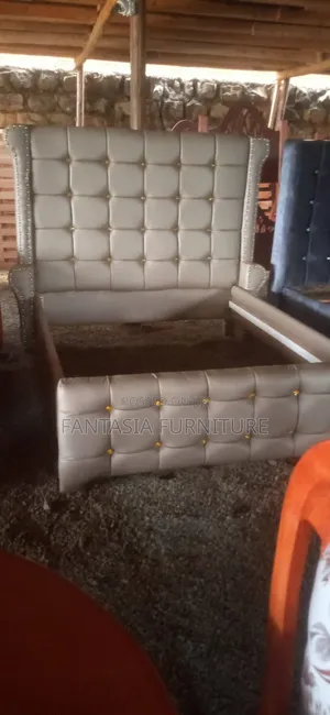 Kitanda cha Beige chenye Vifungo 5x6