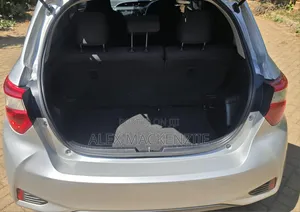 Toyota Vitz 2017 Nyeupe