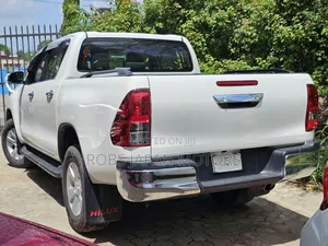 Toyota Hilux 2019 X-Japan Nyeupe